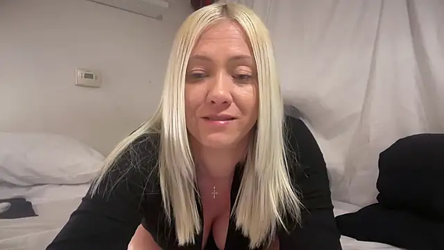 SallyCumLaude's Live XXX Chat