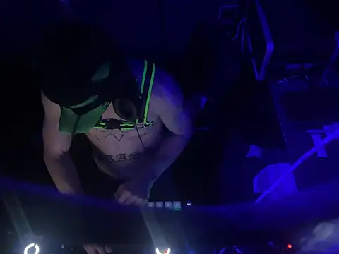 trash4cash 现场性爱视讯表演