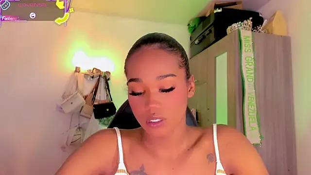 naomy__xx 现场性爱视讯表演
