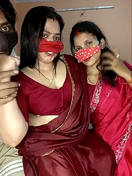 Threesome-lesbain-couple's Live XXX Chat