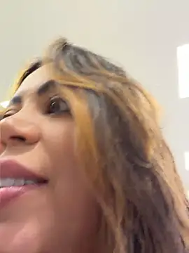 LariiHotWife's Webcam Show
