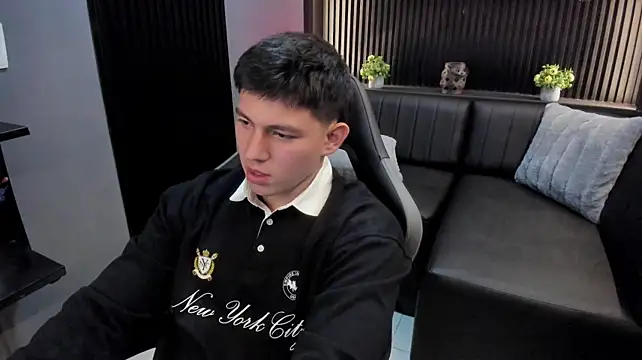 JamesCr_'s Webcam Show