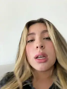 Cloee_Rainbow1's Webcam Show