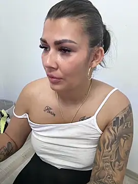 MiaKiittyy 现场性爱视讯表演