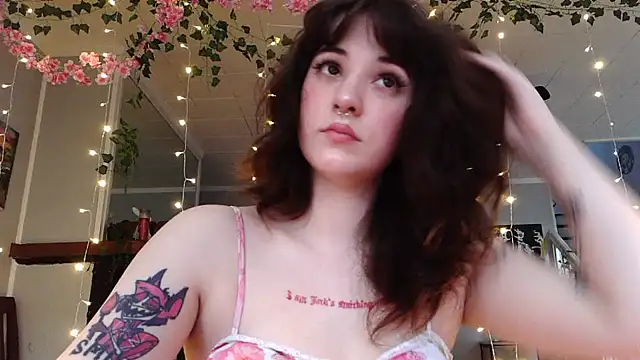 Trickylucy555 现场性爱视讯表演