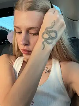 kira_mia's Webcam Show