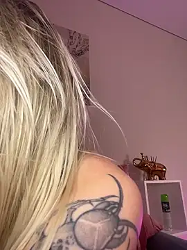 HugeBoobsAlice's Webcam Show
