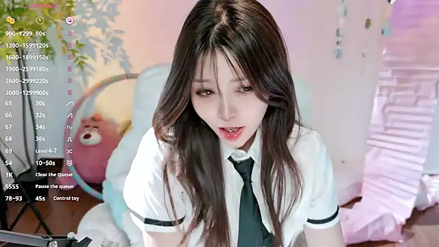 Yiluo95 现场性爱视讯表演
