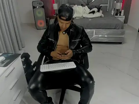 master_leather's Webcam Show