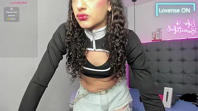 scarletcherry18's Webcam Show