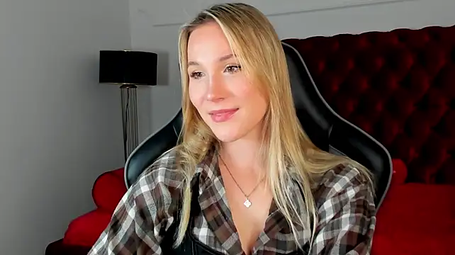 ElaraVoltage's Live XXX Chat