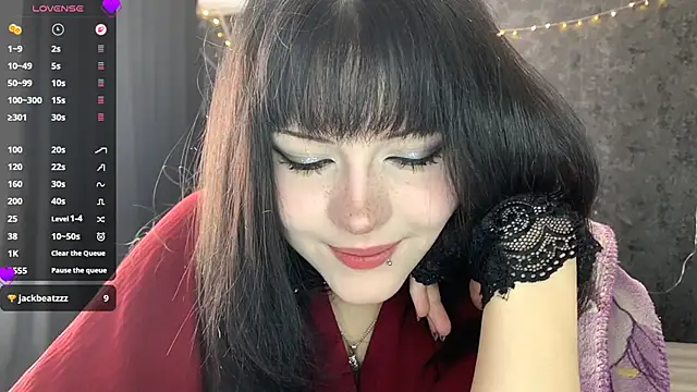 EmilyEmbears 现场性爱视讯表演