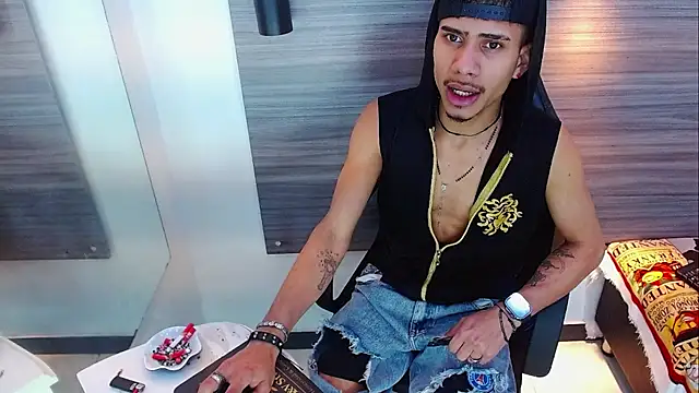 Skinny_cute_Alyer's Webcam Show