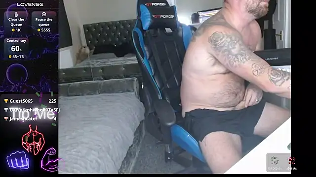 Naughty-man-in-uniform's Webcam Show
