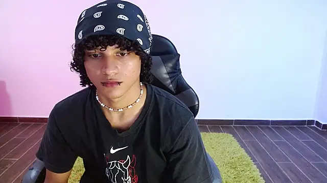 hades_derox_'s Webcam Show