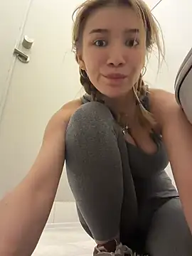 FlashTitsRoyal's Webcam Show
