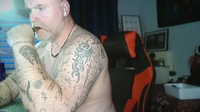 Tattooed_Dilf_01's Webcam Show