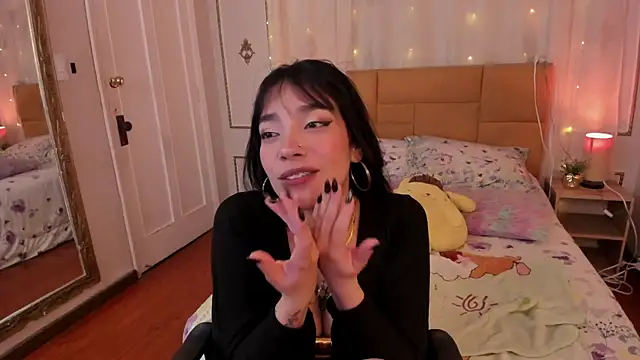 EmaLittle's Live XXX Chat