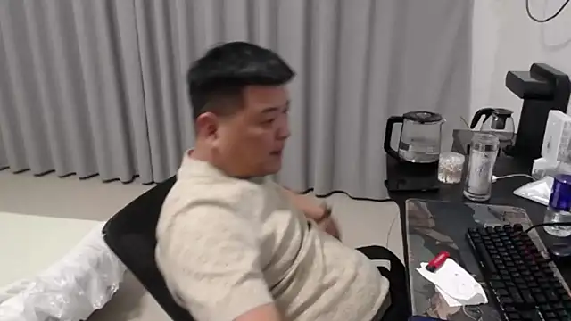 zhang1118's Webcam Show