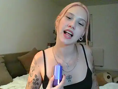 lynaDivine's Webcam Show