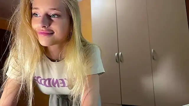 FiveFootBlonde's Webcam Show