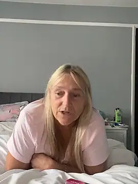 Blondnboujee53's Webcam Show