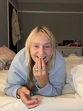 Blondnboujee53's Webcam Show