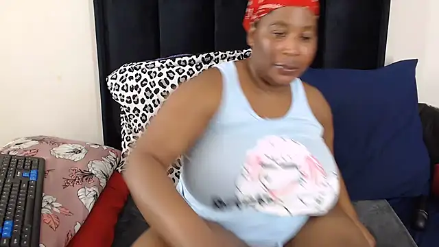 CurveyChocClitx55e's Live XXX Chat