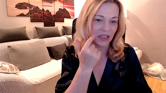 love-bionda's Webcam Show