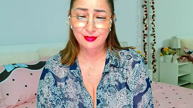 Tyana40 现场性爱视讯表演