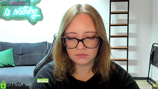 JuliNy_x 现场性爱视讯表演