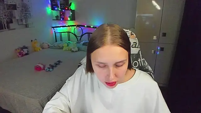CrazyBitchInLace 现场性爱视讯表演