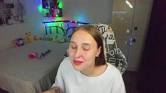 CrazyBitchInLace 现场性爱视讯表演