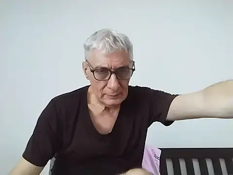 BIGUNCUTHARDCOCK 现场性爱视讯表演