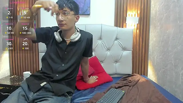 Julian_Foxxx 现场性爱视讯表演