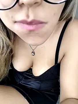 fofinhaa12's Live XXX Chat