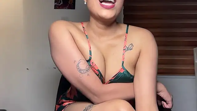 LucytheDevilQueen's Live XXX Chat