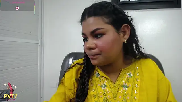 yaazhinii's Live XXX Chat