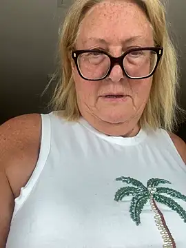 MoistCurveyChanel's Webcam Show