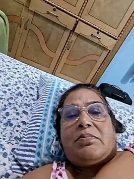 Priya-696's Live XXX Chat