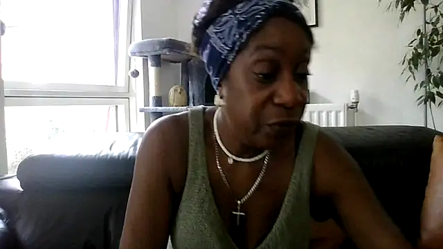 EbonyBlue-x's Live XXX Chat