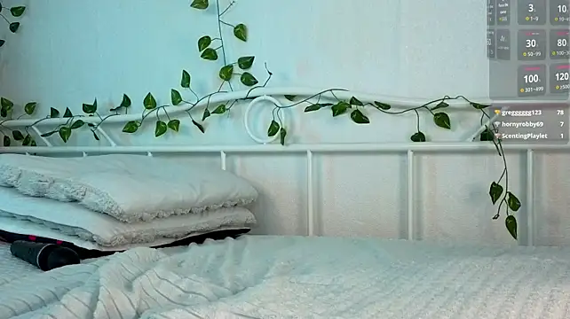 YourScarlettStorm's Live XXX Chat