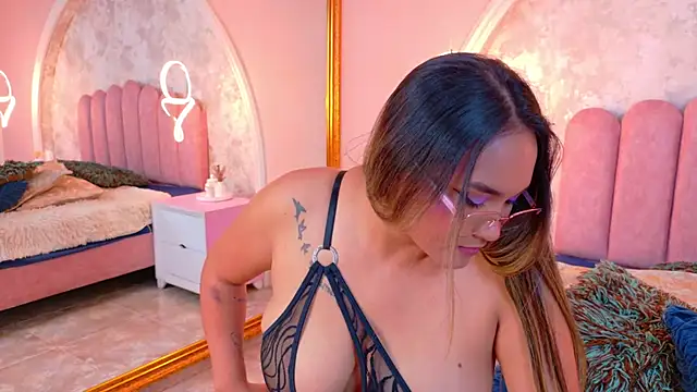 MiaLaurents - Oil my body shiny 🛢️✨
