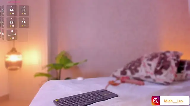 Miah_luv - PLUG INSIDE ASS