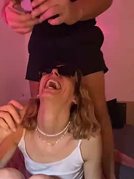 MissGoldieB - IL SUCE ME DOIGTE