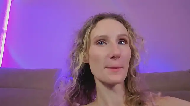 Aria_Pie - camel toe tease