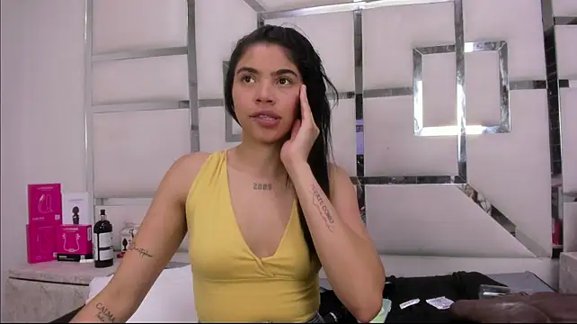 AuroraHoney32 - play with all the toys
