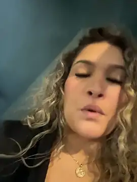 Sara_smiiith211 - Wet my pussy in public, daddy