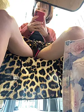 Littleqiu - 户外餐厅偷偷搞刺激，达到目标现场脱内衣漏点特写骚逼