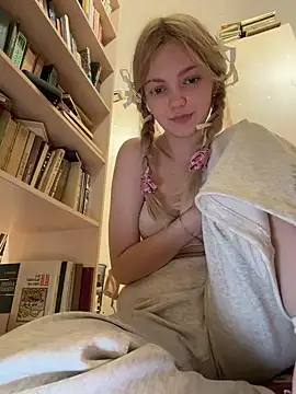 Elsawhere - OFF TOP IN LIBRARY😱📚STAY IN BRA
